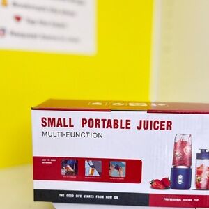 Small Portable Juicer - Blue Accent